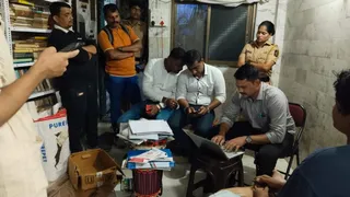 मुंबई में पुलिस ने ली छात्रा के घर की तलाशी।