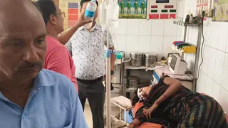 जहरीला पदार्थ खाने वाली महिला का प्रतापगढ़ के कुंडा स्थित सीएचसी में इलाज करते चिकित्सक। जागरण।
