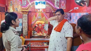 चोरी के बारे में पुलिस को जानकारी देते पुजारी।