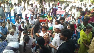 टीजीटी-पीजीटी भर्ती:में पुरानी नियमावली की मांग को लेकर प्रयागराज में प्रदर्शन करते प्रतियोगी छात्र। जागरण