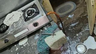टीएमबीयू के लालबाग आवासीय परिसर स्थित गोदावरी अपार्टमेंट में टूटी छत का मलबा
