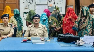 पुलिस हिरासत में चोरी की आरोपित महिलाएं।