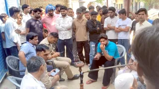 पुलिस से बातचीत करते ग्रामीण