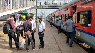 बरेली रेलवे स्टेशन यात्रियों के टिकट चेक करते टीसी