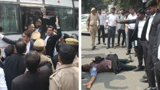 मेरठ में मुख्यमंत्री से मिलने का समय नहीं मिलने पर विरोध जताते अधिवक्ता।