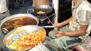Mathura News: जलेबी तैयार करता कारीगर।
