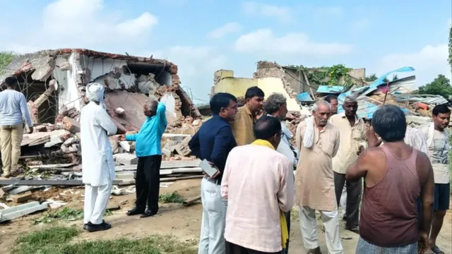 अंबेडकरनगर में खोदाई मशीन लेकर पहुंचे असलहाधारी, रात में जेसीबी से ढहा दिए 17 मकान और दुकान
