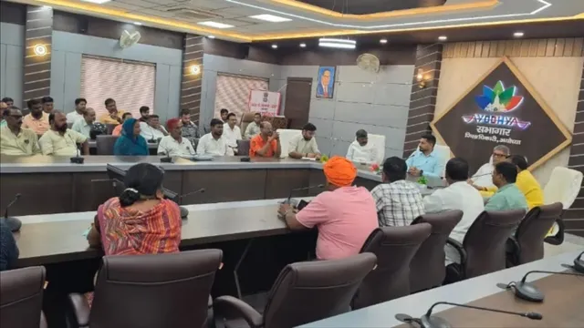योगी सरकार के बुलडोजर एक्शन पर भड़के भाजपाई, अपना घर गिरा तो अयोध्या डीएम को घेरा