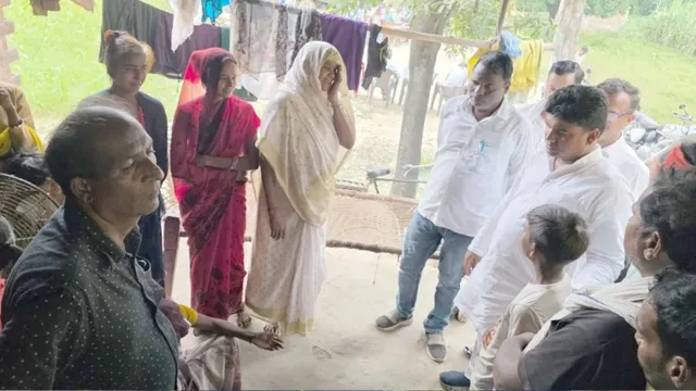 दुख की घड़ी में परिवारों का सहारा बने मोहम्मद अली, अयोध्या पहुंचकर दी आर्थिक मदद
