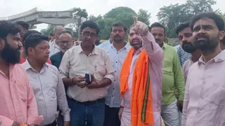 राज्यमंत्री सतीश शर्मा ने किया निर्माणाधीन उपरिगामी सेतु का निरीक्षण।
