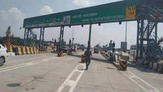 भागूवाला स्थित टोल प्लाजा से गुजरते वाहन। जागरण