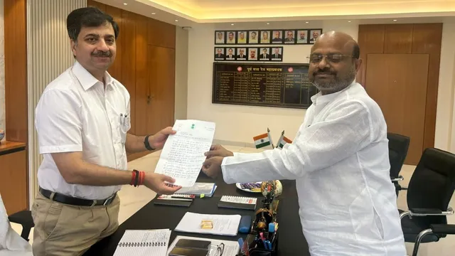 सीतामढ़ी रक्सौल के रास्ते चले राजधानी एक्सप्रेस, पूर्व सांसद ने पूर्व मध्य रेलवे के जीएम को सौंपा ज्ञापन