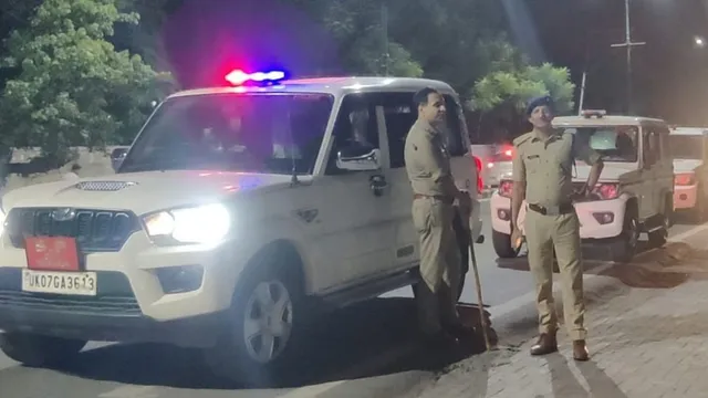 रात में सड़क पर निकले दून SP, चेकिंग करते ही कटने लगे धड़ाधड़ गाड़ियों के चालान; डेढ़ दर्जन हुईं सीज