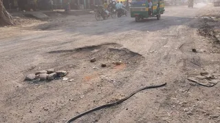 एटा: अलीगंज रोड पर वह गड्ढा जिसमें बाइक गिरने से महिला की मौत हो गई। जागरण