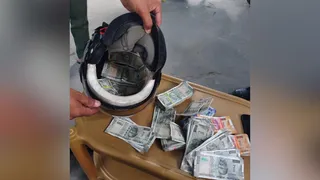 हेलमेट में रखा भारतीय नोट