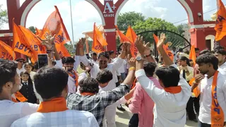 डूसू में एबीवीपी की जीत पर पूर्वांचल विश्वविद्यालय जौनपुर में भव्य विजय जुलूस और जश्न।