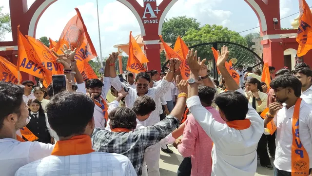 डीयू में एबीवीपी की जीत पर पूर्वांचल विश्वविद्यालय में जश्न, विजय जुलूस निकालकर कार्यकर्ताओं ने मनाई खुशी
