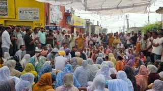 परिजनों ने कहा- जब तक बेटी को इंसाफ नहीं मिलता, धरना जारी रखेंगे।