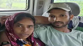 पत्नी मालती मुर्मू के साथ पुलिस वाहन में सवार माओवादी राजू महतो उर्फ मंगल।