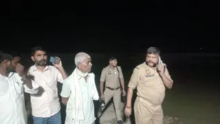कुर्सी क्षेत्र के बैना गांव में पानी में डूबकर तीन बच्चों की मौत के बाद पहुंचे सीओ फतेहपुर जगत कनौजिया