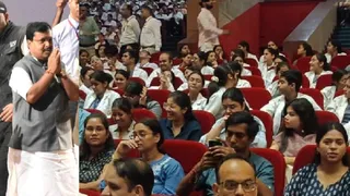 मेरठ के सुभारती विश्वविद्यालय स्थित मांगल्य ऑडिटोरियम में युवाओं से संवाद के दौरान अभिवादन करते भाजपा के राष्ट्रीय अध्यक्ष नितिन नवीन।