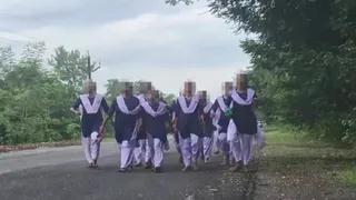 8 किलोमीटर पैदल मार्च कर अधिकारियों के पास पहुंची छात्राएं।