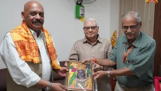 राम मंदिर परिसर में पहुंचने पर नए सीईओ जितेंद्र मिश्र।