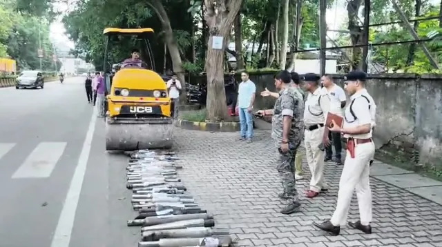 जमशेदपुर में मॉडिफाइड साइलेंसर के खिलाफ बड़ा एक्शन: 102 जब्त साइलेंसरों पर चला पुलिस का बुलडोजर