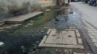 Mathura News: वृंदावन में मंदिर मार्ग पर सीवर लाइन ओवरफ्लो होने से सड़क पर बिखरी गंदगी। फोटो-जागरण आर्काइव