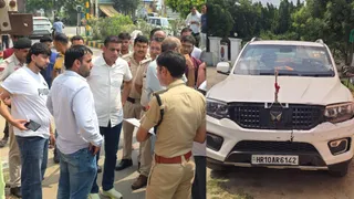 फायरिंग के बाद लोगों से पूछताछ करती पुलिस। फोटो: जागरण