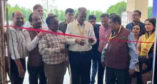 कार्यक्रम का उद्घाटन करते हुए IDA यूपी के अध्यक्ष डॉ. सुधाकर सिंह साथ में डॉ सचिन प्रकाश एवं IDA सहजनवा के सचिव डॉ राजकुमार सिंह। फोटो- जागरण