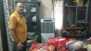 घर में बिखरे सामान दिखाते डॉ. आरके सिन्हा।