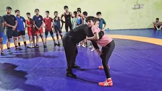 इंदौर के मल्हार-आश्रम कुश्ती केंद्र में प्रशिक्षण देते कृपाशंकर पहलवान। (फाइल फोटो)