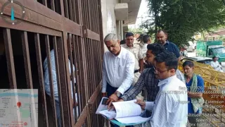 दिल्ली में पूर्व विधायक का हाई-वोल्टेज ड्रामा, आरोग्य मंदिर की जमीन पर बुलडोजर एक्शन के विरोध में उतारे कपड़े