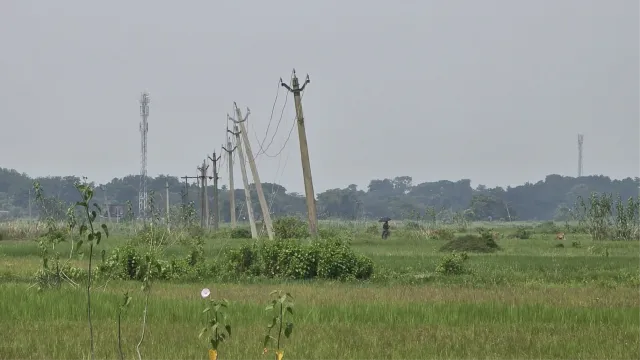 चक्रधरपुर में विद्युत विभाग की मनमानी से भड़के ग्रामीण, बैकअप बिजली लाइन हटाने पर खड़ा हुआ विवाद