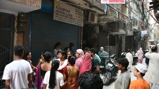 लक्ष्मी नगर स्थित ए. गफ्फार ज्वेलर्स की दुकान में बाहर जमा लोग। जागरण