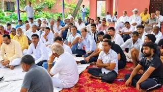 स्कूल बचाने के लिए आगे आए गांववाले। जागरण