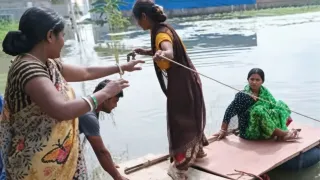 जुगाड़ नाव से रास्ता पार करती महिलाएं। फोटो जागरण