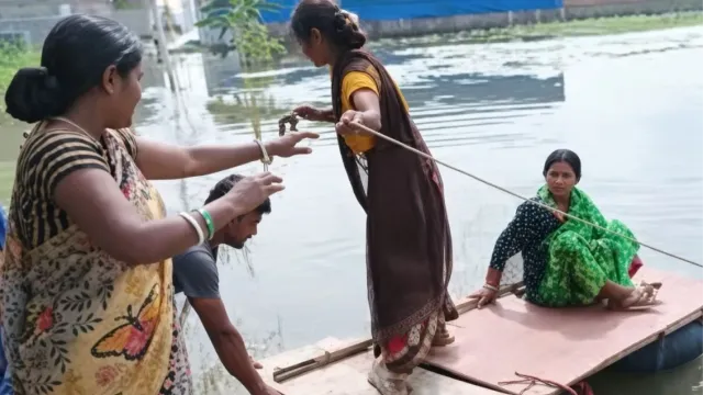 'काला पानी' की सजा झेल रहे पटनावासी, सड़क की जगह जुगाड़ नाव से पार करना पड़ता है रास्ता 
