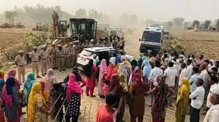 किसानों-पुलिस आमने-सामने।