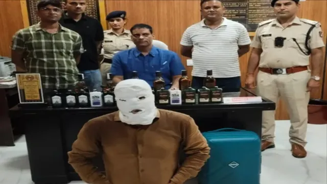 मौर्य एक्सप्रेस में टरका रहे थे अवैध शराब, मुरी स्टेशन पर RPF के हत्थे चढ़ा तस्कर; मधुपुर में पकड़ाई महिला तस्कर