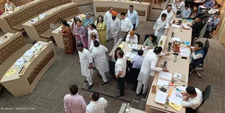 नगर निगम सदन की बैठक में शहर के मुद्दों पर बहस करते पार्षद। फोटो: उपेंद्र सेन गुप्ता