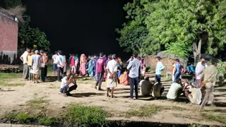 बच्चों की मौत के बाद शोकाकुल ग्रामीण।