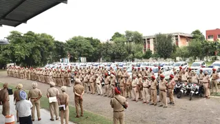 अधिकारियों से निर्दशे लेते हुए अमृतसर पुलिस की फाइल फोटो।