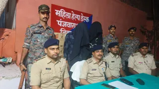 Banka Police Seize Liquor Parcel Vehicle Arrested: बांका के पंजवारा थाने में जप्त डाक पार्सल वाहन, बरामद शराब के कार्टन और गिरफ्तार आरोपी विमलेश व दुर्गेश ।