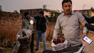 बेगूसराय में सरपंच निकला शराब तस्कर: फोन-पे पर पेमेंट लेते ही जाल में फंसा, साथी भी गिरफ्तार (AI Generated Image)
