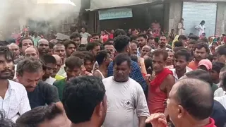 पश्चिम चंपारण जिले के बेतिया में सड़क जाम करते ग्रामीण।