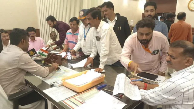 वर्षों से नहीं बनी सड़क, नाराज लोगों ने प्रयागराज नगर निगम में धरना-प्रदर्शन व घेराव किया; जताई नाराजगी
