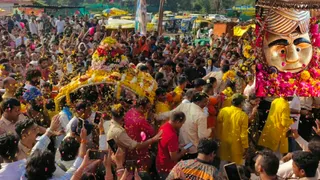 उज्जैन में मंगलवार को डोल ग्यारस पर निकाली गई सेनापति भगवान कालभैरव (इनसेट में) की सवारी पर पुष्प वर्षा करते श्रद्धालु।