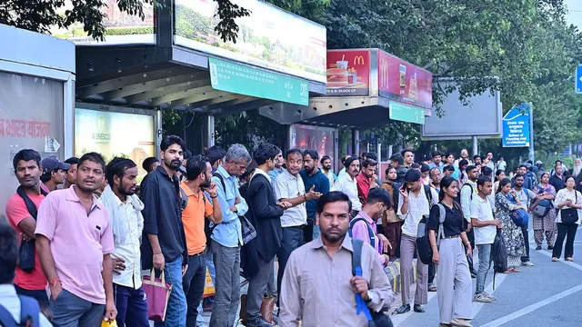 दिल्ली में DTC बस हड़ताल से हाहाकार! 7वें दिन भी यात्री बेहाल, घंटों इंतजार के बीच ऑटो का किराया बढ़ा